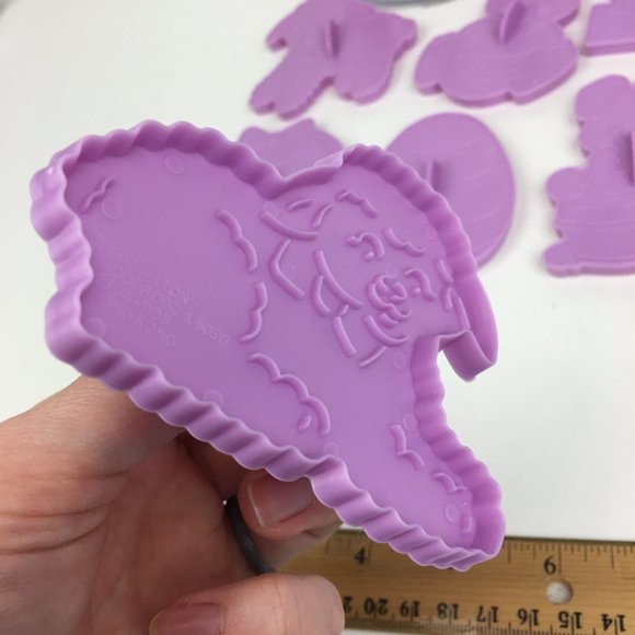 Vtg 1990 Wilton 10 Easter Treats Cookie Cutters Spring Plastic w Orig Container - Picture 7 of 12